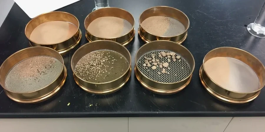 Korngrößenanalyse in Wiesbaden – Siebung und Hydrometer für präzise Bodenkennwerte
